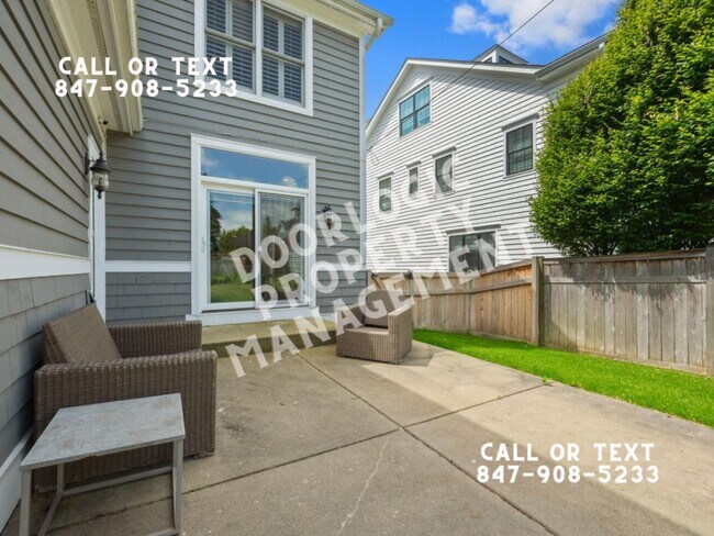 Building Photo - 735 W 8th St