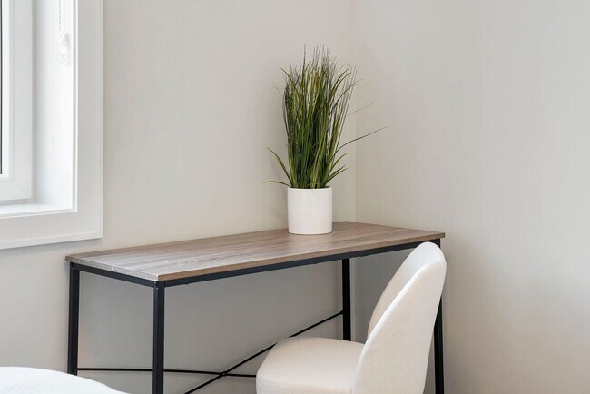 Building Photo - 2344 W Polk St