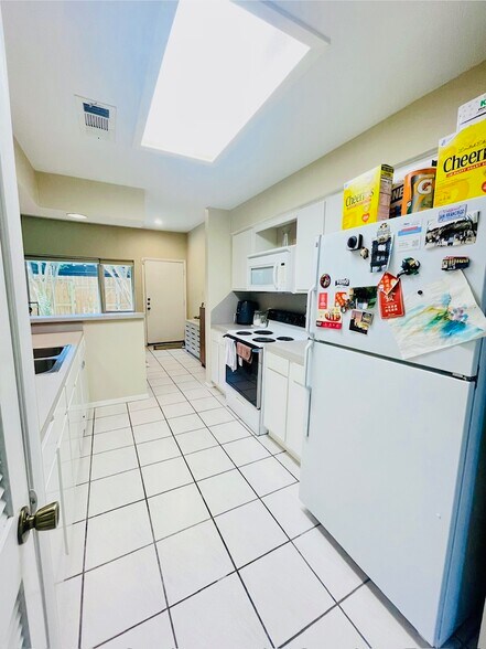 Kitchen - 8263 Wednesbury Ln
