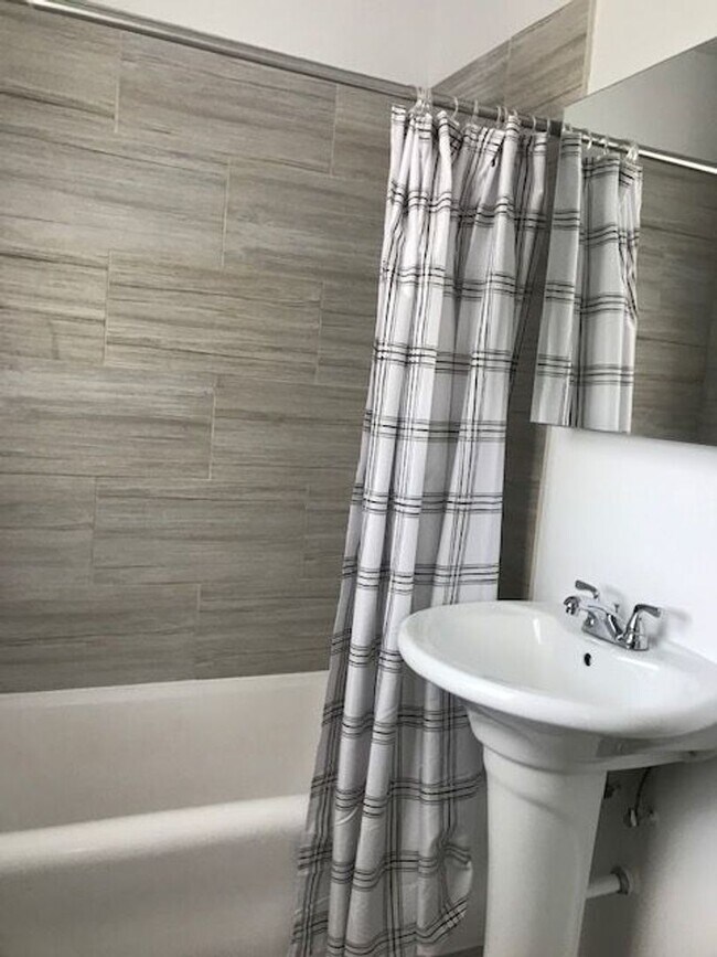 Building Photo - Edgewater Studio with Heat and Cooking Gas Included ~ No Security Deposit ~ Cat Friendly *ONE MON...