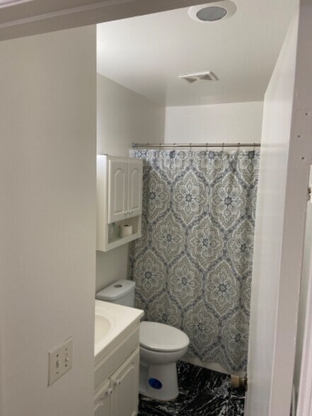 Building Photo - 10331 Lindley Ave