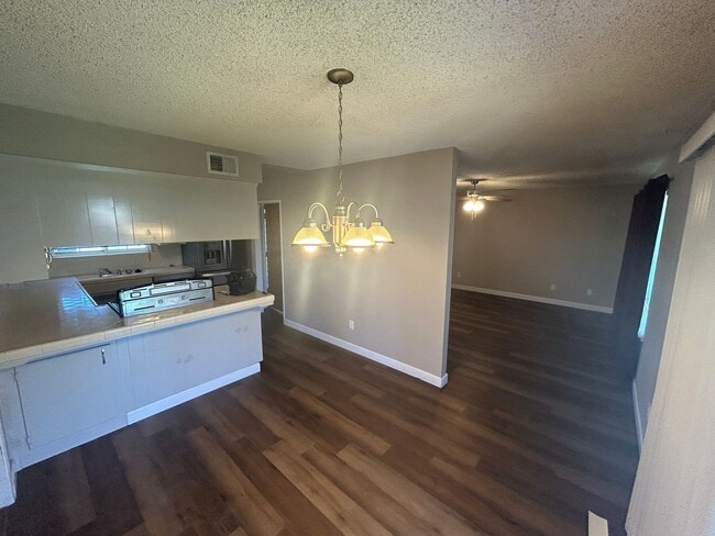 Building Photo - 3 bedroom 2 bath move in ready in Lemoore ...