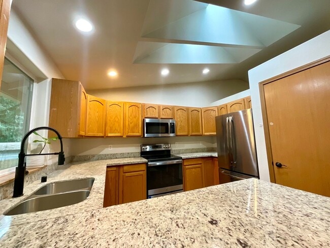 Building Photo - Beautiful 3 Bedroom, 2.5 Bath Home in Gated Clearwood Community!