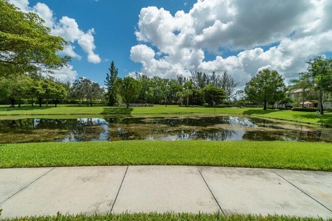 Building Photo - 800 Crestwood Ct S