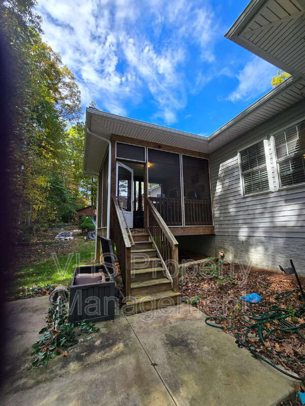 Building Photo - 2400 Lakeview Pkwy