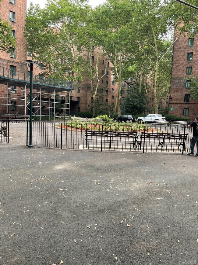 Building Photo - 1480 Parkchester Rd