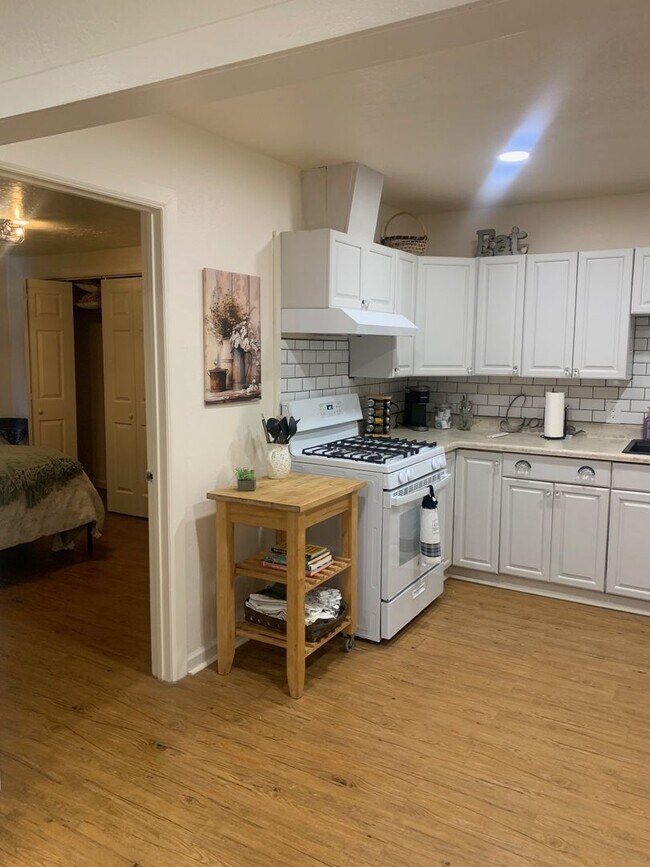 Building Photo - $2,350 Furnished or $2,150 Unfurnished, Three Bedrooms, Two Baths Duplex available now!