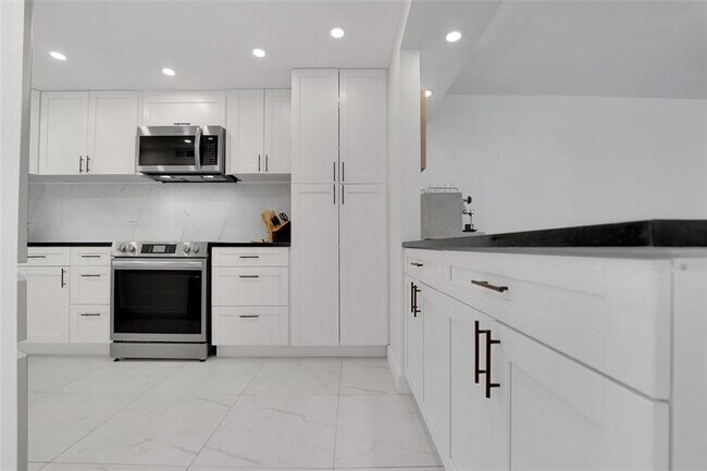 Building Photo - 8911 S Hollybrook Blvd