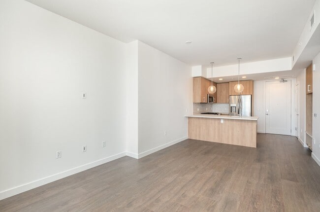 Building Photo - Luxury 1-Bedroom Condo in The Pullman – Do...