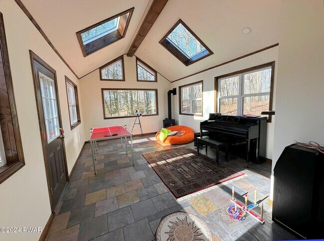 Building Photo - 402 Canoe Brook Dr