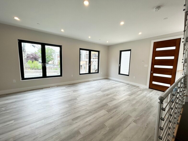 Building Photo - 2 W 3rd Street Pl