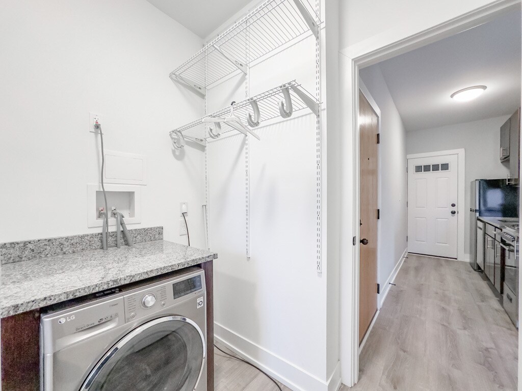 Building Photo - 721 W Brompton Ave