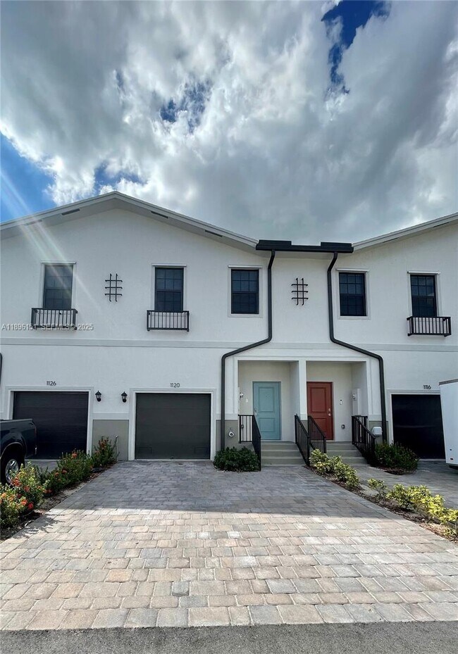 Building Photo - 1120 SW 7th Ct