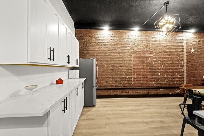 Building Photo - 136 Court St