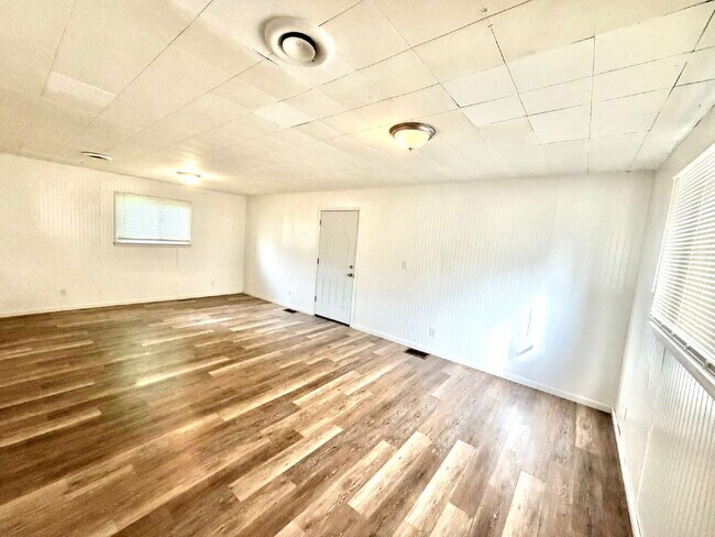 Building Photo - 987 S Ballenger Hwy