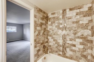 Building Photo - 2201 S Holly St