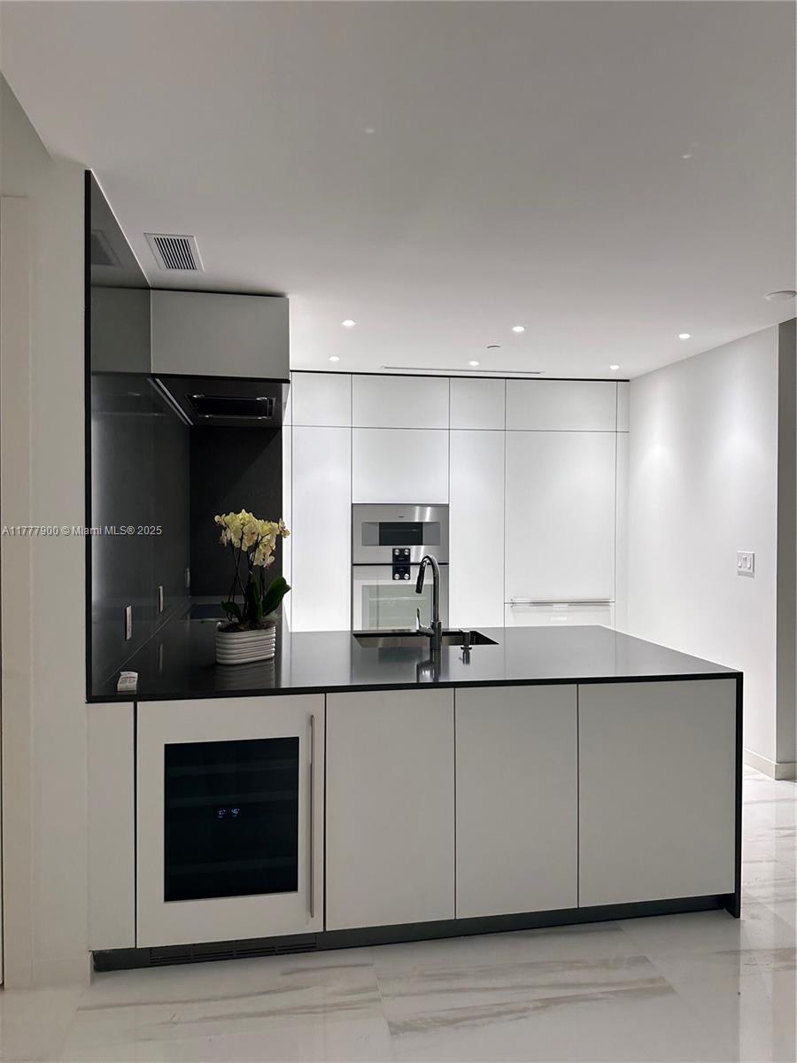 Building Photo - 300 Biscayne Boulevard Way