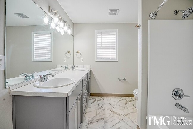 Building Photo - Beautifully Remodeled 3BR Home with Fenced Backyard