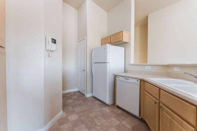 Building Photo - Gated Community Townhome 2 bedroom, 2 bathroom, 1 car garage