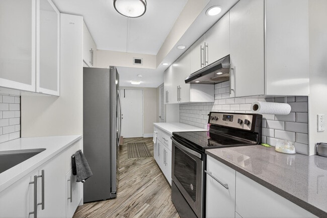 Building Photo - 4770 Fountains Dr S