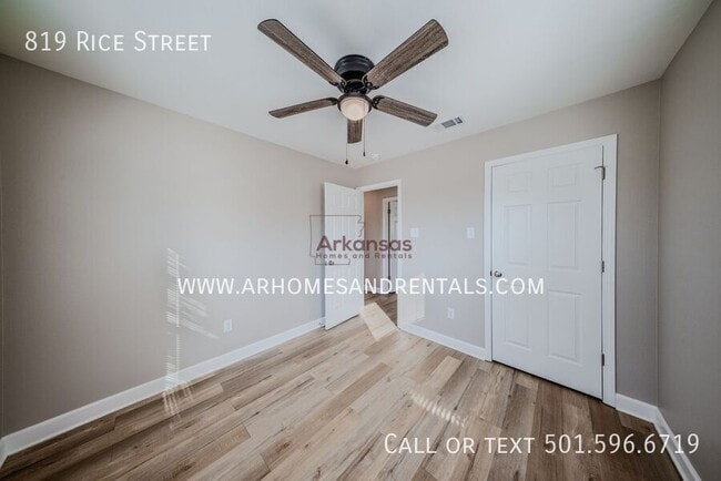 Building Photo - 819 Rice St