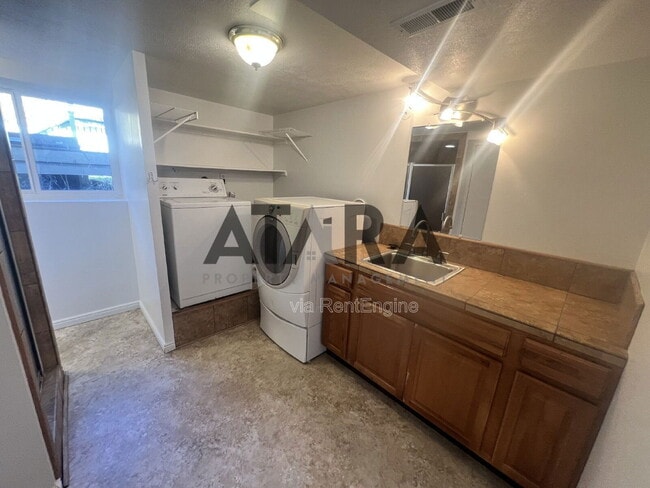 Building Photo - 9111 Parakeet Dr