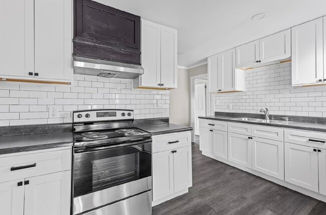 Building Photo - Beautifully Renovated 3 Bedroom 1 Bath Hom...