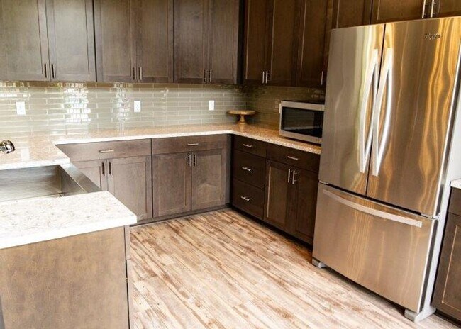 Building Photo - Beautiful 2 bedroom, super cute floorplan, laundry room with full size washer and dryer!