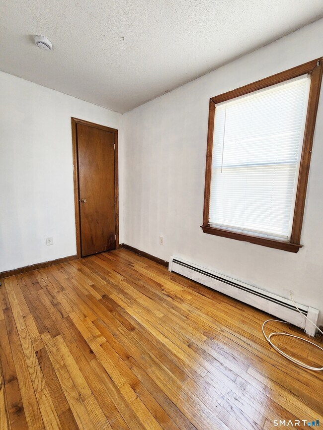 Building Photo - 164 Meadowview Ave