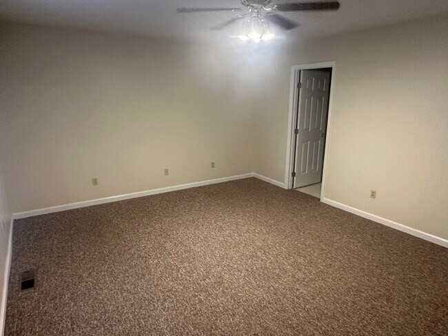 Building Photo - 2005 River Ridge Rd