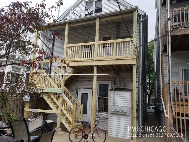 Building Photo - LOVELY Duplex, w/d, hdwd, updated kitchen,...