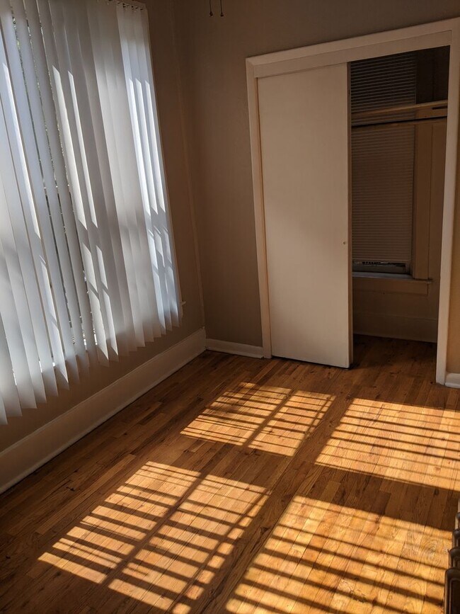 Building Photo - Charming Cap Hill 1 Bedroom w/ Claw Foot T...