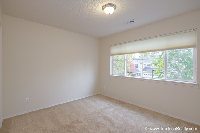 Building Photo - Beautiful 4 Bedrm* 2.5 Bath* Single Family...