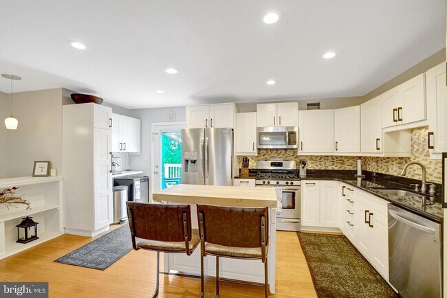 Building Photo - 6510 Carriage Dr