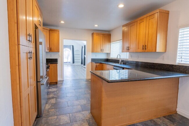 Building Photo - 6765 Lemon Ave