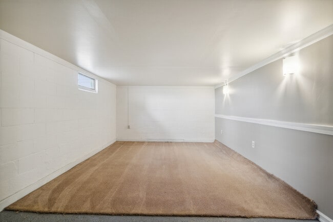 Building Photo - 1620 34th St NE