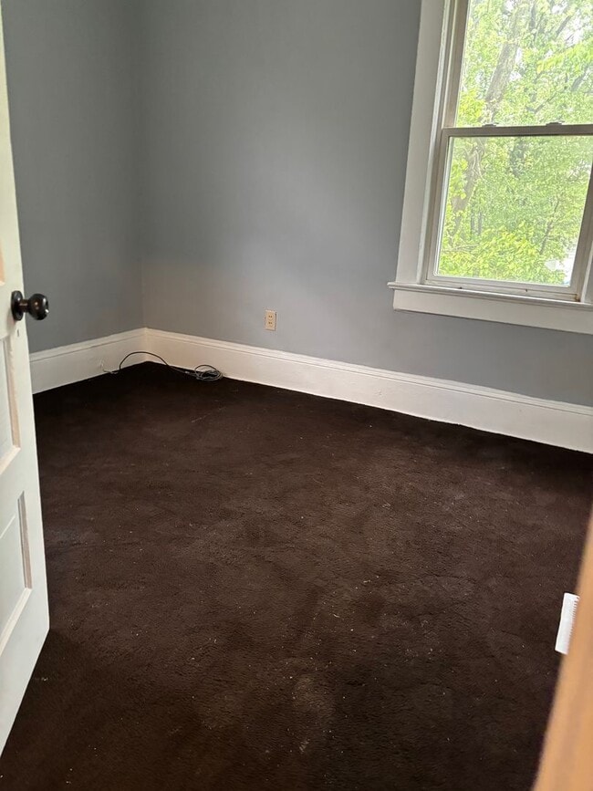 Building Photo - Charming spacious 4-bedroom home. Section ...