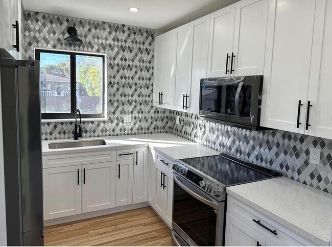 Building Photo - 170 W 58th St