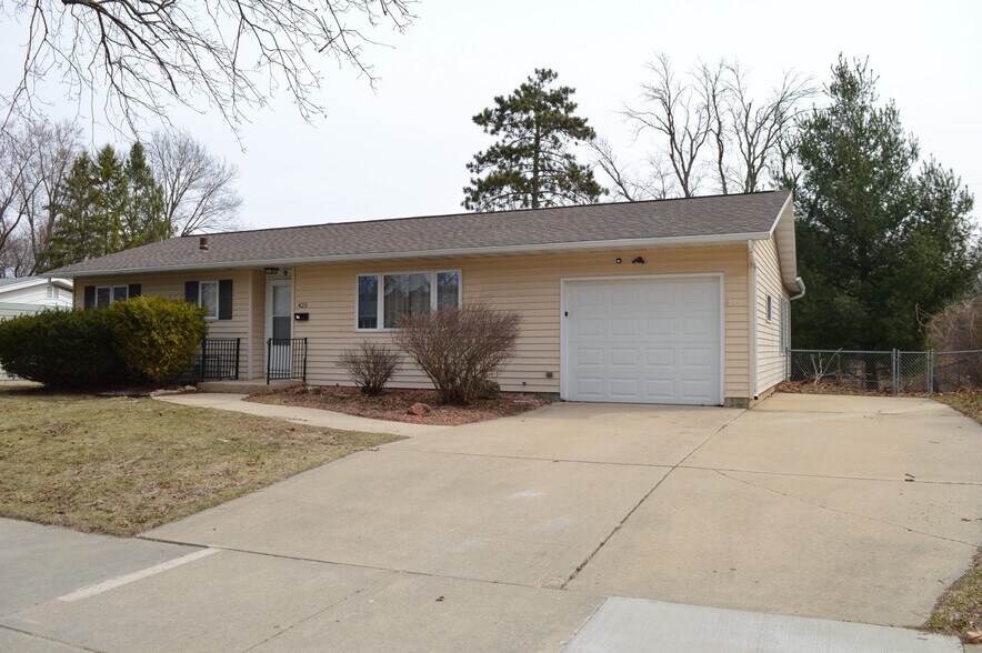 Building Photo - 425 Mineau Pky