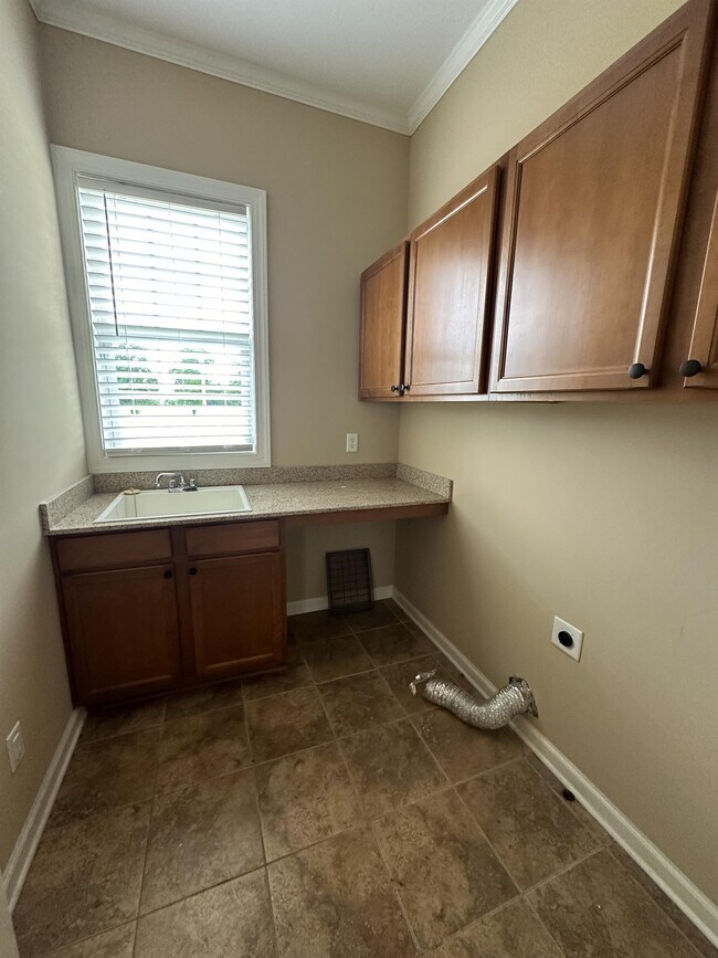Building Photo - 407 Reserve Way