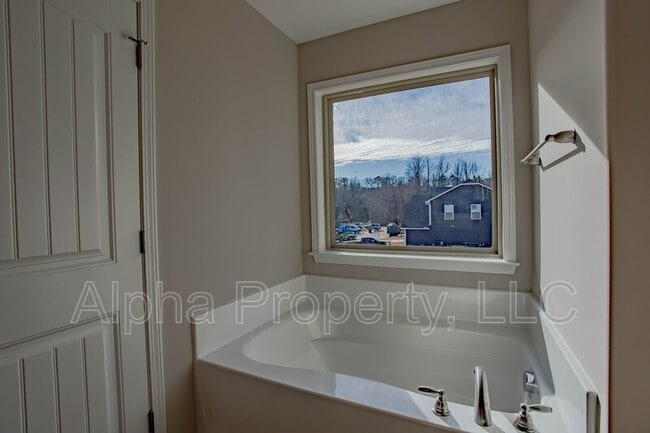 Building Photo - 104 Creekland Wy