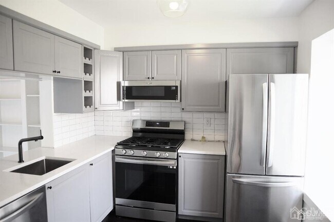 Building Photo - 1306 Commons at Kingswood Dr