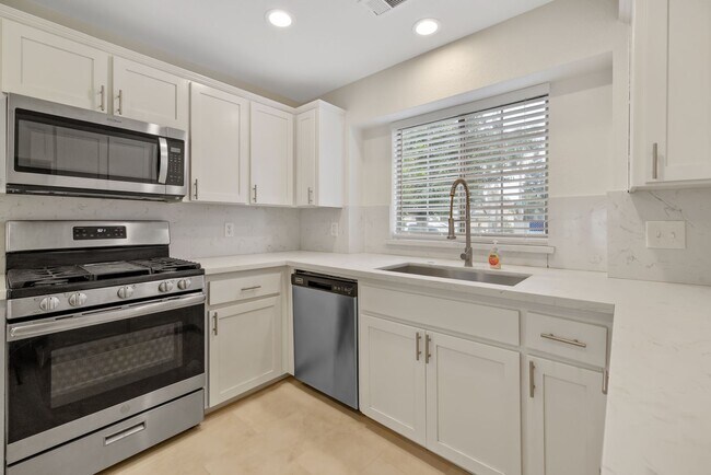 Building Photo - Pet Friendly, Updated NW Visalia Home Avai...