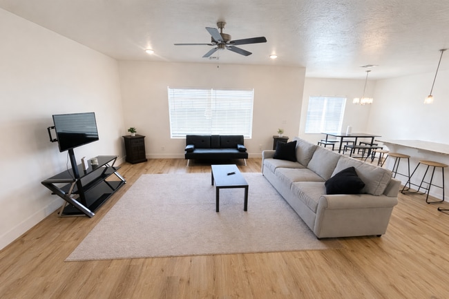 Building Photo - 4-Bed Stand Alone Home! 6+ Month Lease