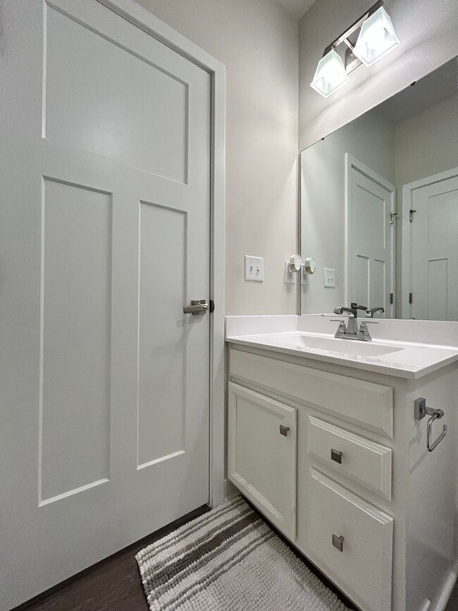 Building Photo - Welcome to this inviting 3-bedroom Condo! ...