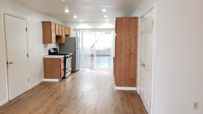 Building Photo - 2 bedroom 2 bath with a garage