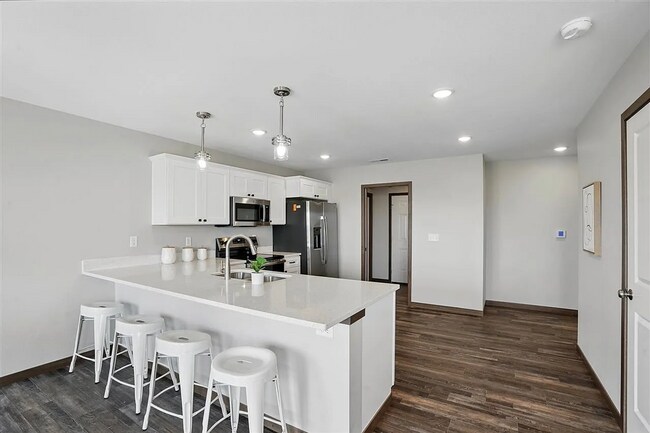 Building Photo - Spacious 3 BR/3Bath Townhome