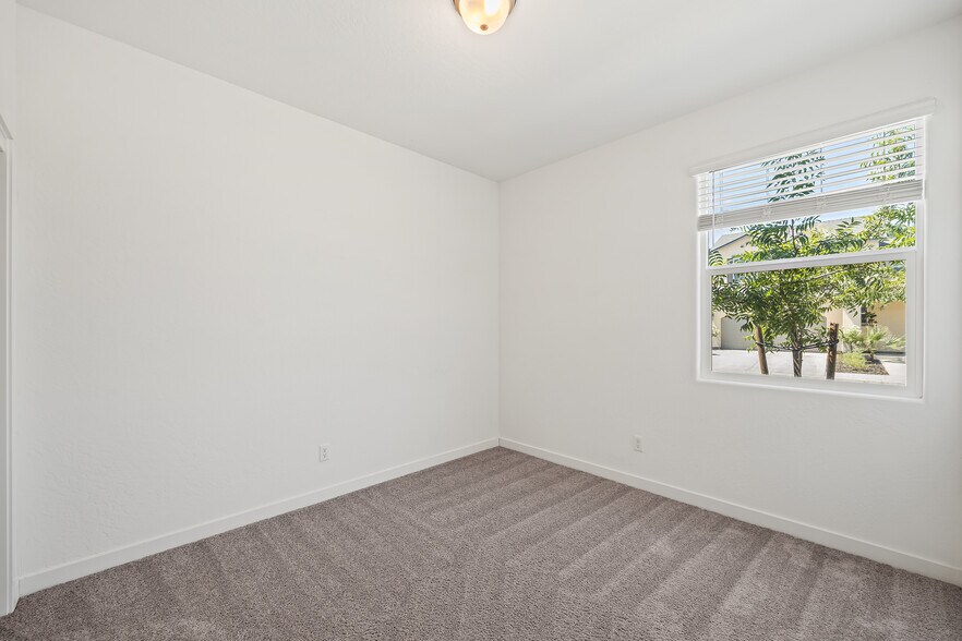 Building Photo - 821 Amanecer Ave