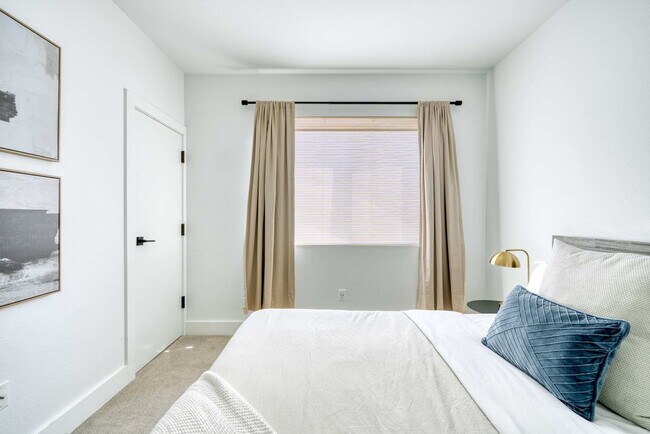 Building Photo - 4980 N Vancouver Ave