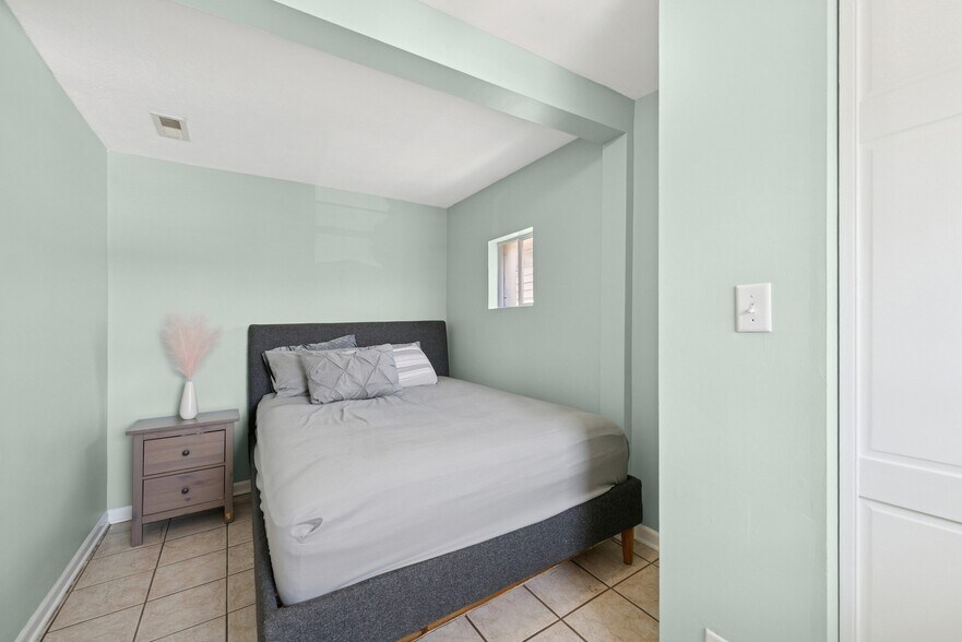 Building Photo - 2727 N Artesian Ave